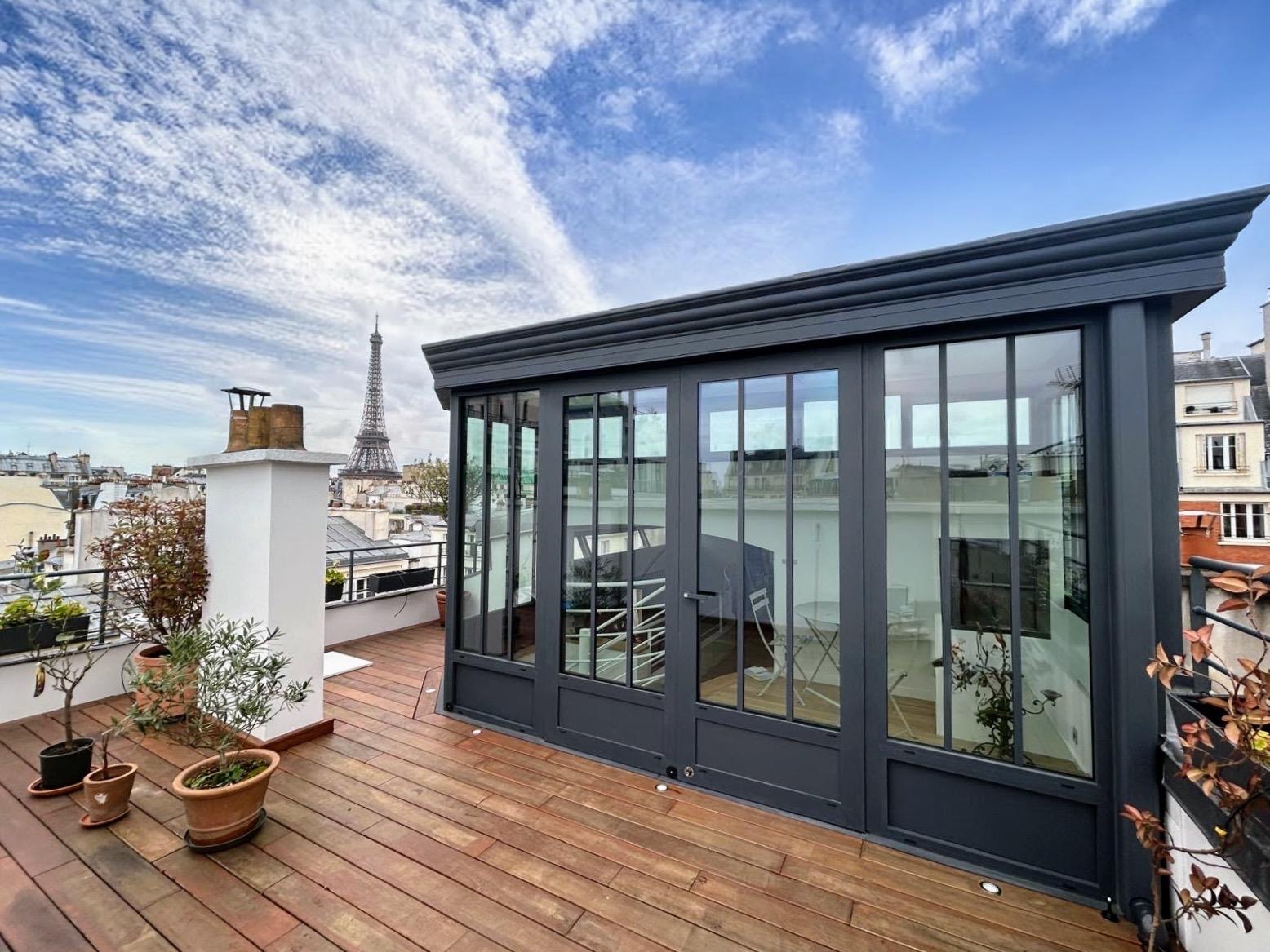 Véranda sur un toit-terrasse à Paris avec vue sur la tour Eiffel